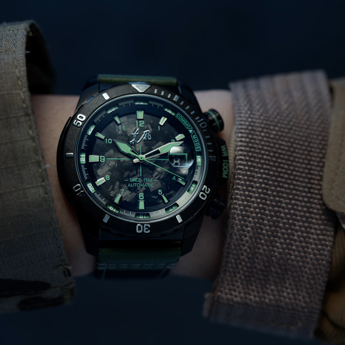 Dongfeng Series Carbon Fiber Dial Tactical Watch 44mm